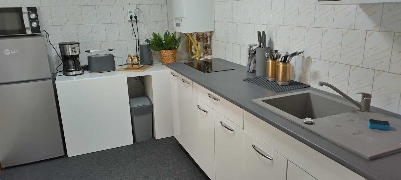 Bucatarie utilata: frigider cu congelator, cuptor cu microunde, cafetiera, prajitor de paine, fierbator, plita cu inductie, vesela