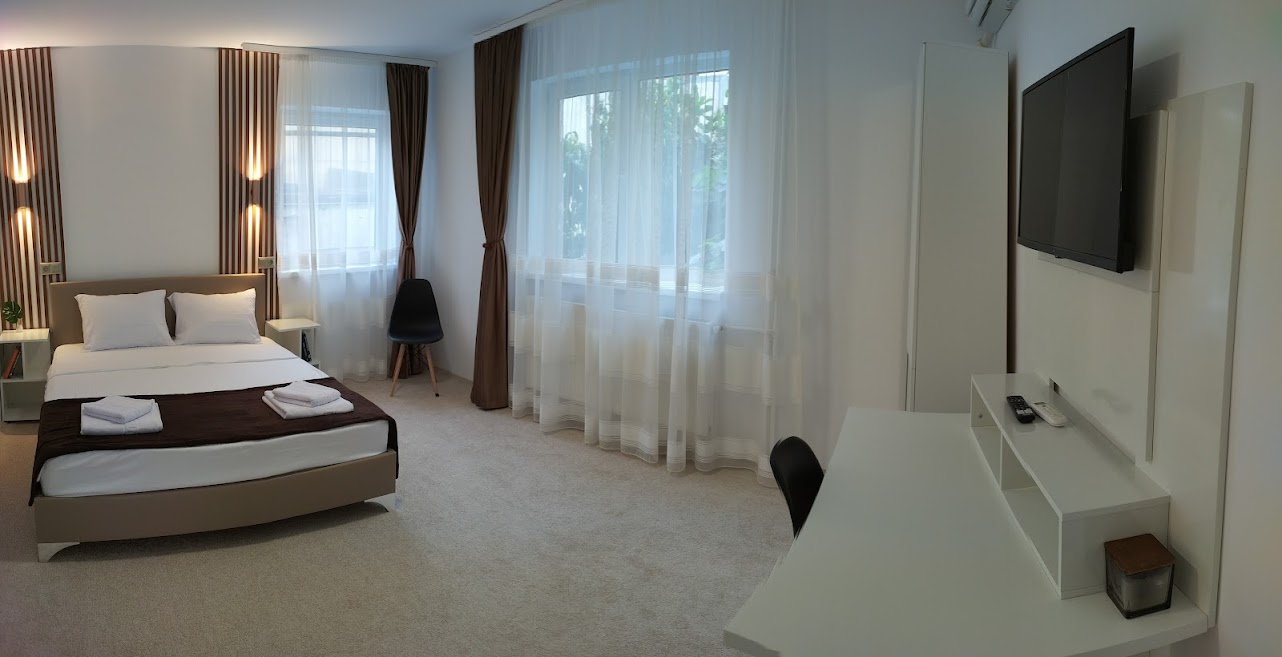 Dormitor cu pat dublu 160-200,lenjerie si prosoape bumbac,Tv smart, cablu tv, dulapcu umerase si comoda,aer conditionat, plase de tantari, pardoseala mochetata.