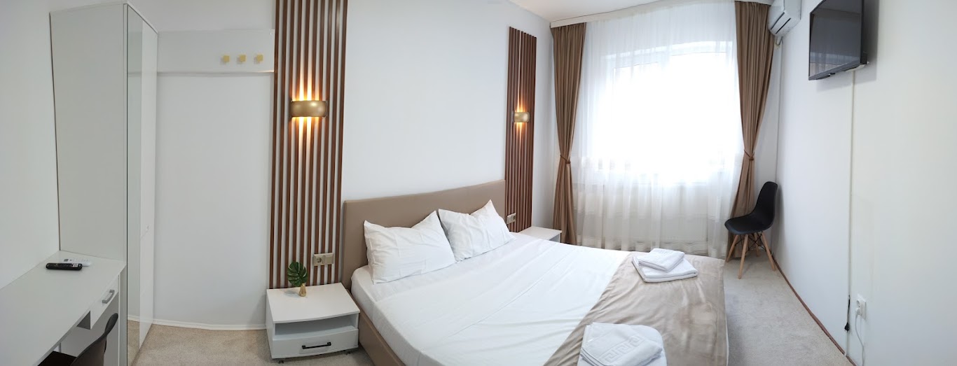 Dormitor cu pat dublu 160-200,lenjerie si prosoape bumbac,Tv smart, cablu tv, dulapcu umerase si comoda,aer conditionat, plase de tantari, pardoseala mochetata.